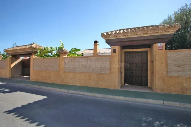 CHALET INDEPENDIENTE CON PISCINA EN LOS ÁNGELES — 3