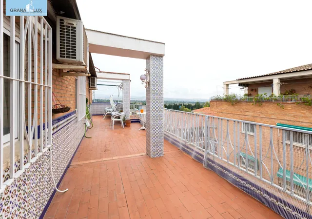 ¡Oportunidad única! Ático de 4 dormitorios y 2 baños con gran terraza frente al Colegio Agustinos (Arabial) — 13