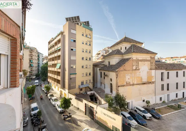 ¡Oportunidad Única en Granada! Piso Espectacular  en Plaza de Gracia — 16
