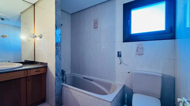 Una residencia exclusiva con terrazas panorámicas en un paraíso natural. — 35