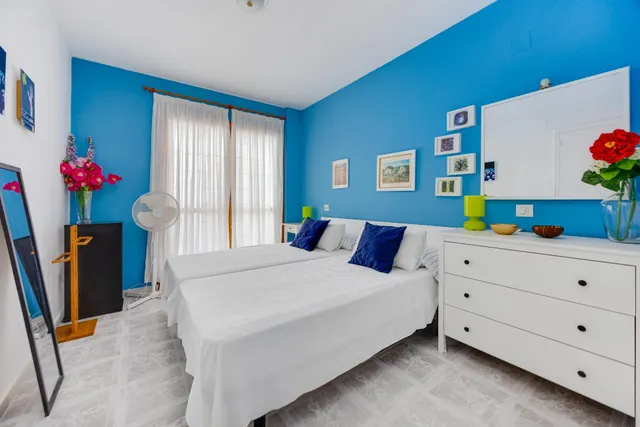 Apartamento semi reformado con orientación sur, vistas laterales al mar y piscina comunitaria. — 16