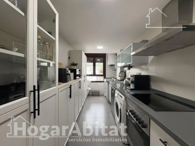 ¡Hogar de lujo! Amplio, sofisticado y reformado, con patio y garaje, todo amueblado — 7