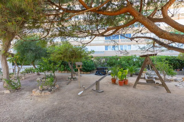 Planta baja de tres dormitorios con gran patio a 150 metros de la playa de La Mata — 23