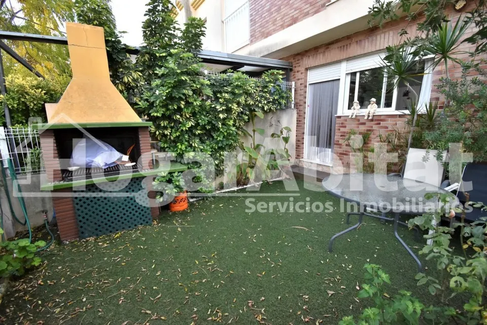 ADOSADO SEMINUEVO CON PISCINA, 2 TERRAZAS Y AMPLIO GARAJE