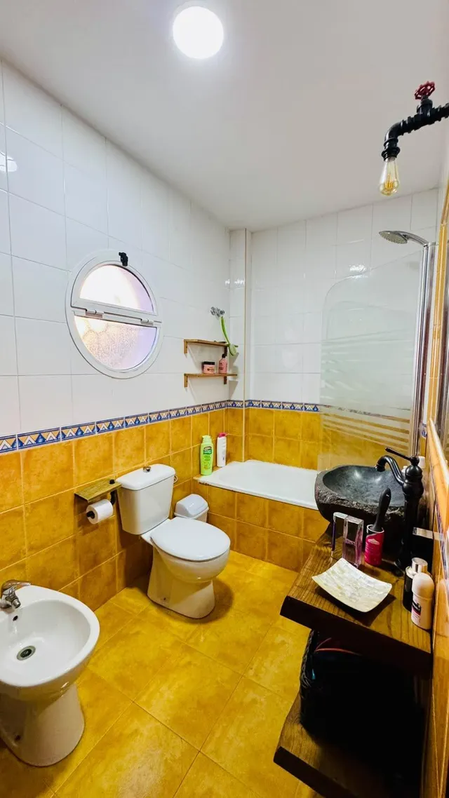 Chalet independiente con piscina, jardín y aparcamiento privado — 32