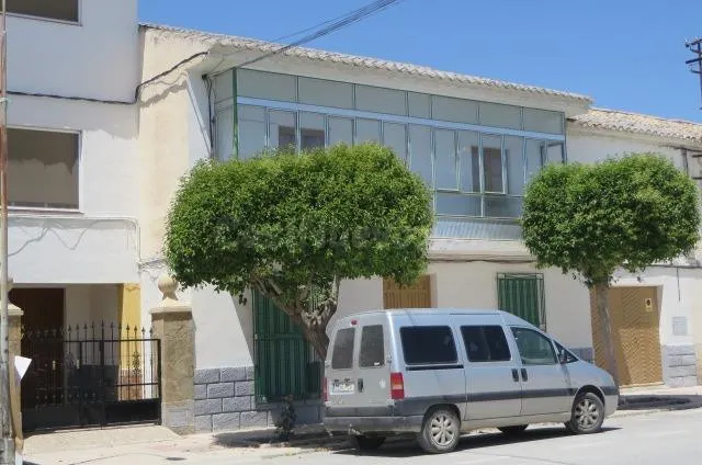 Se vende Casa Adosada OKUPADA en Santos Cosme Y Damian 24 Cortes de Baza, (Granada).