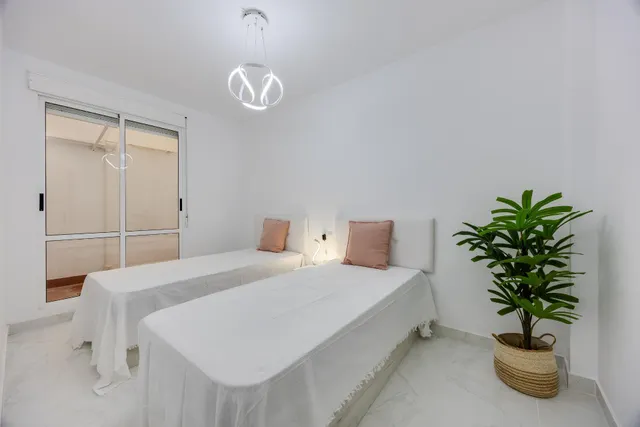 Planta baja de dos dormitorios, totalmente reformada y con piscina comunitaria — 8