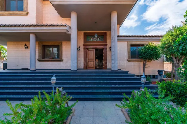 Exclusivo Chalet Independiente en Almerimar: Elegancia, Ampl - foto 2
