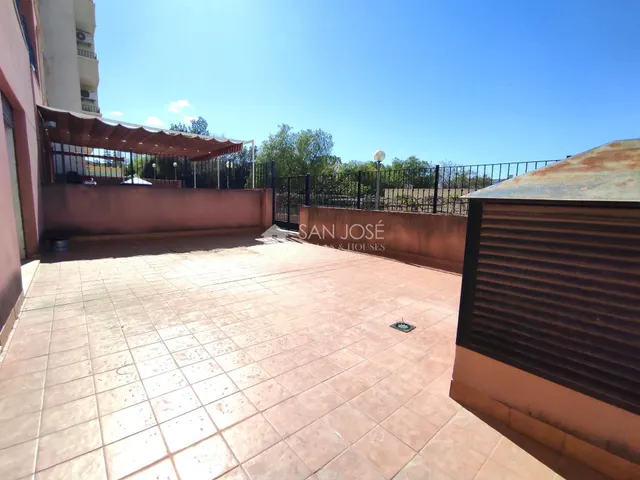 SE VENDE O ALQUILA CON OPCIÓN COMPRA LOCAL COMERCIAL CON AMPLIA TERRAZA EN ASPE. — 13