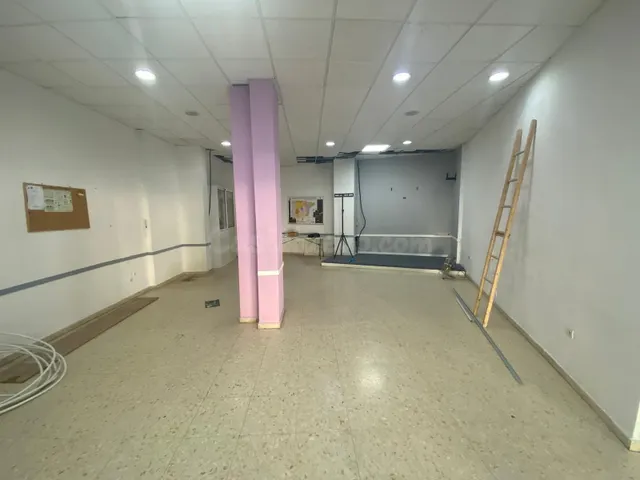 Alquiler de amplio local comercial de 117 m2  en tiro de línea – Sevilla — 4