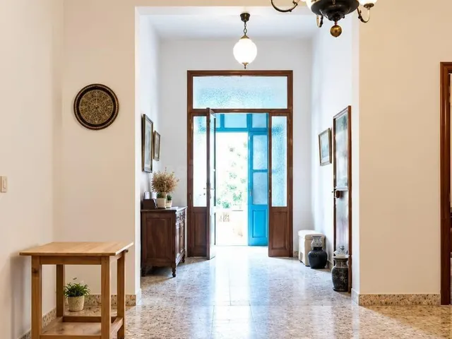 CASA CON PATIO Y GARAJE EN SA POBLA | 3 DORM. + ESTUDIO | PO - foto 2
