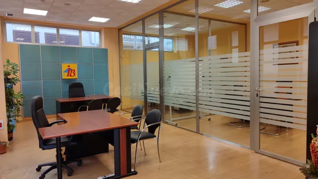 Local en alquiler céntrico Baena 68m2 listo para negocio - foto 3