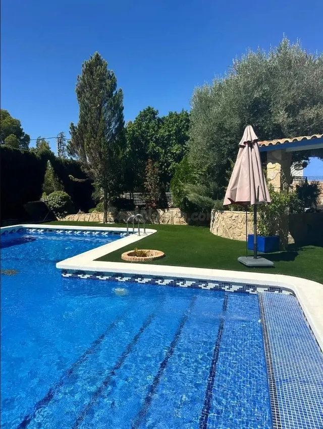 EXCLUSIVA VILLA INDEPENDIENTE CON PARCELA DE 1.340 m2 Y PISC - foto 4