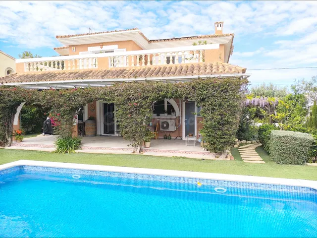 Precioso chalé unifamiliar aislado con piscina y amplio gara - foto 2