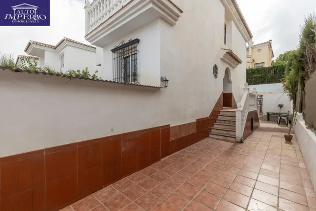 Casa independiente con piscina en La Zubia. — 36