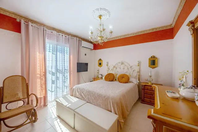 Gran casa unifamiliar con piscina privada, 4 dormitorios y semisótano. — 15