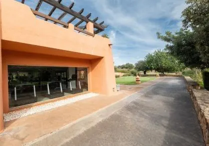 Apartamento en planta baja elevada con jardín privada, en La Mairena. — 26
