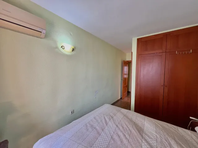 Apartamento céntrico y espacioso (89 m2 - 2.ª planta) con 4 dormitorios, balcón orientado al sur y a tan solo 550 m de la playa. — 13