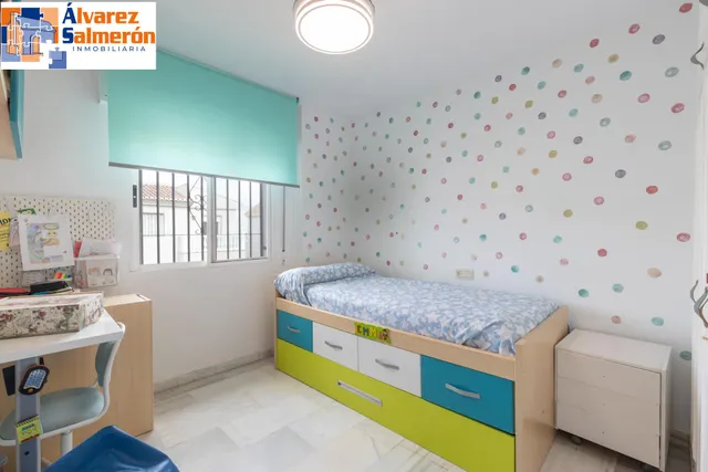 Casa independiente con piscina en La Zubia. — 24