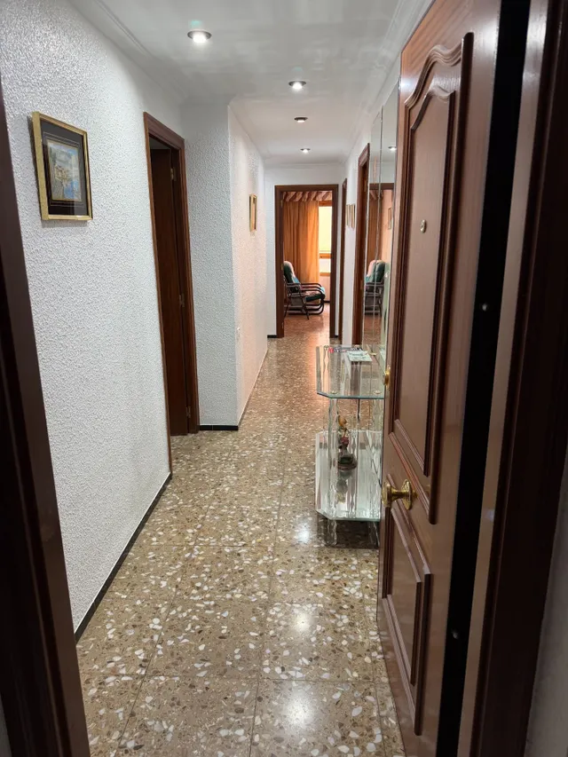 Piso con ascensor, 4 dormitorios, 2 baños, cocina 19 m2 con patio pisable, salon comedor, tres piezas a la calle. — 11