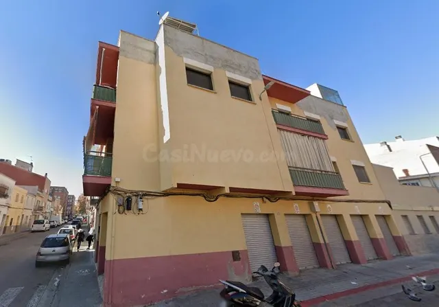 SE VENDE CASA ADOSADA OKUPADA + GARAJE en Calle Amilcar Barc - foto 2