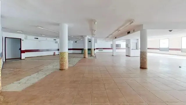 LOCAL EN VENTA EN EL PRAT DE LLOBREGAT (Barcelona). — 33