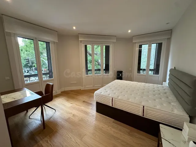 Espectacular piso de esquina con 8 balcones en el Barrio de  - foto 4