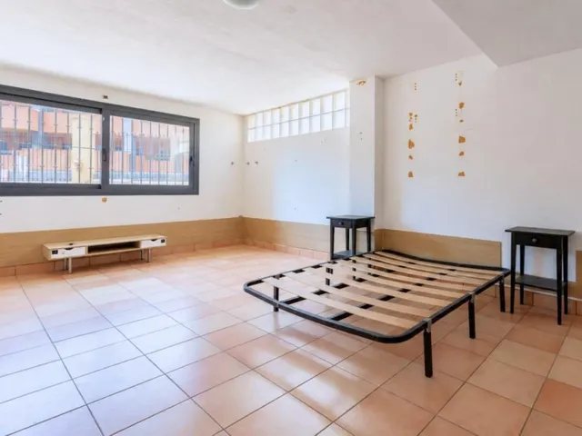 Magnífica y espaciosa casa adosada de 4 plantas (aprox. 176 m2). Varias terrazas y gran zona de piscina comunitaria. Cerca de campos de golf, La Zenia Boulevard, y a poco más de 5 km de las playas. — 7