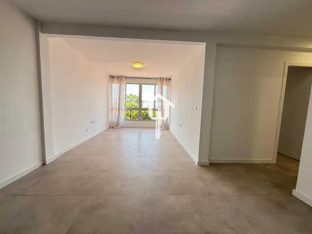 Piso en venta en Alicante, 75m2, 3 habitaciones un baño completo, segunda planta con ascensor. plaza de garaje . zona de ciudad elegida — 7