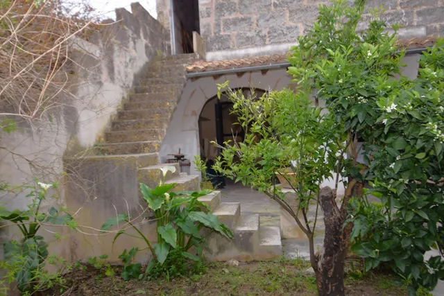 Fantástica casa de pueblo con garaje, patio y acceso por dos