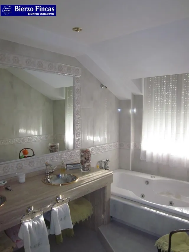ESPECTACULAR CHALET EN LAS LOMAS — 11