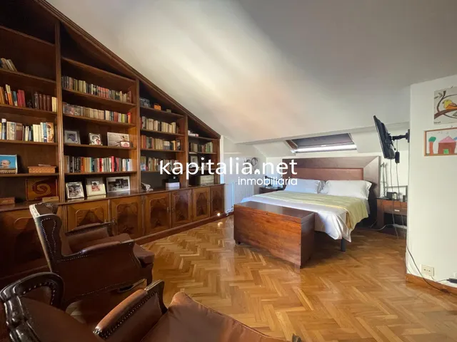 Ático duplex con chimenea y vistas panorámicas — 16