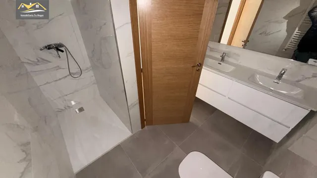 Chalé adosado, con terraza 30m , jardín 70m , garaje para 2 coches. 5 habitaciones. 3 baños. Cocina salón comedor de 35 m2. Magnificas vistas. Muy soleados — 45