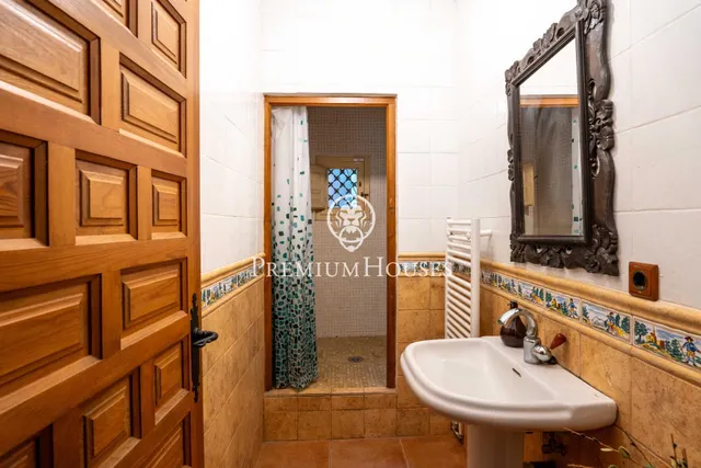 Masía de piedra con jardín en Valls — 23