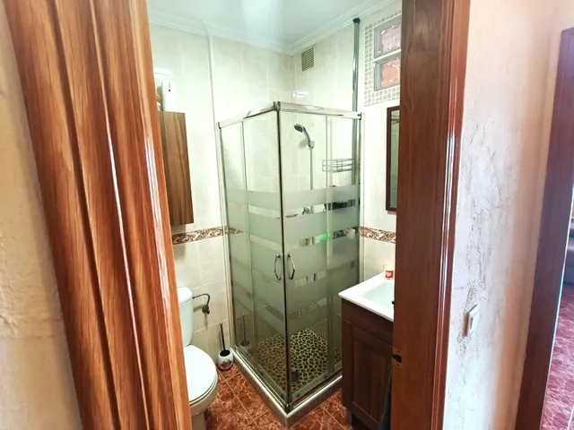 Se vende un Apartamento Ático con Terraza Acristalada, con 2 Dormitorios y 2 Baños en el Centro de Torrevieja! — 16