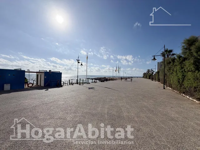 Disfruta del sol y la brisa del mar en este piso reformado con piscina, terraza y parking junto a la playa — 32