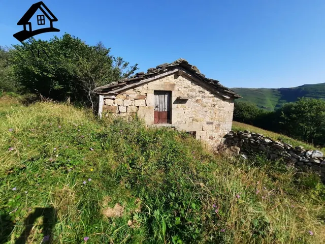 CONJUNTO DE DOS CABAÑAS PASIEGAS EN VEGA DE PAS - foto 3