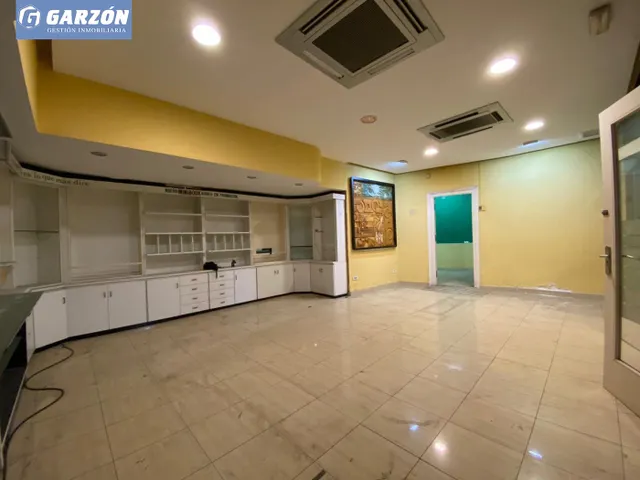 Gran local en Alquiler en Reyes Católicos — 13