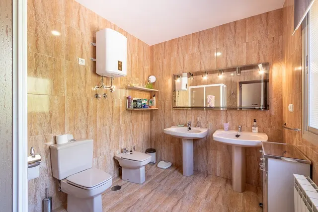 Chalet independiente con piscina y pista de tenis en Alfacar — 17