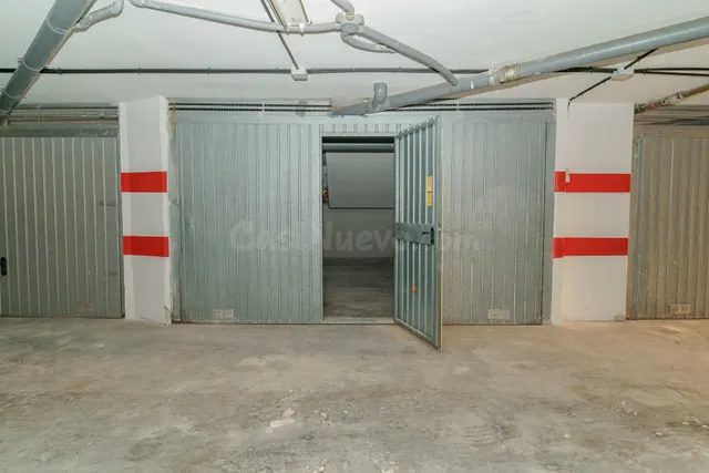 Garaje cerrado de 24 m2 en la zona del Puerto de Motril - foto 2