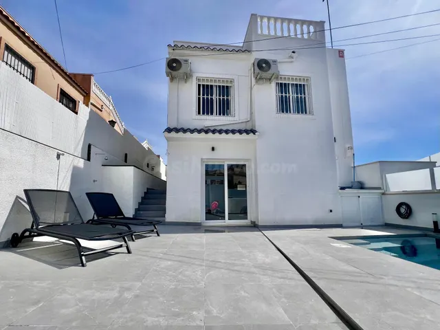 Villa de 5 dormitorios y 4 baños en San Miguel de Salinas (Alicante) — 42