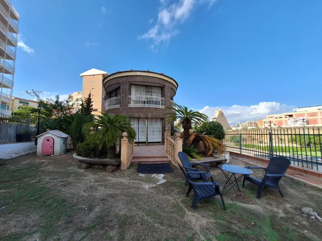 Imponente Chalet en Garbinet, Alicante - Oportunidad Única — 2