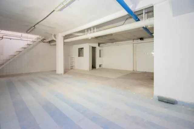 Local comercial junto a Mercado de San Agustín y a espaldas de Gran Vía. — 13
