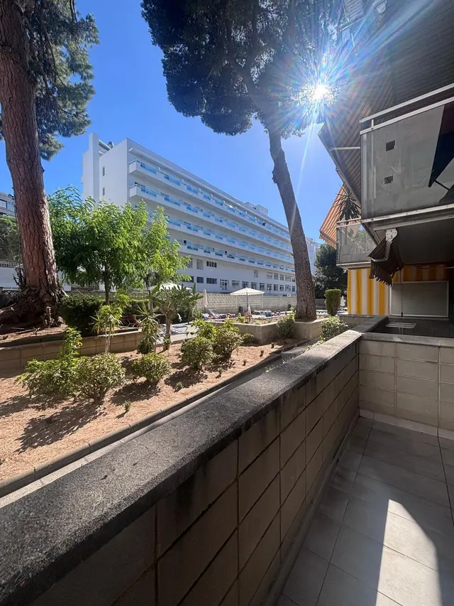 Tu refugio en Salou: bajo con amplia terraza y piscina comun - foto 3