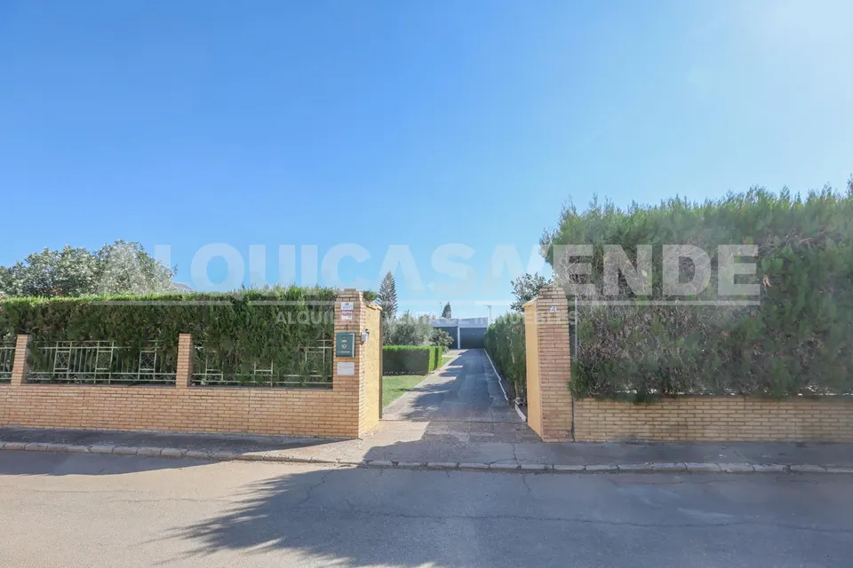 ¡Gran Oportunidad de Inversión! Parcela urbana de 2.400 m2 segregable en 3 parcelas de 800 m2 con chalet existente en Urb. Santa Genoveva