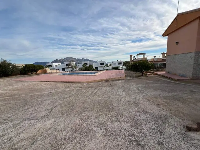 Amplia casa en Polop con vistas despejadas y piscina propia - foto 2