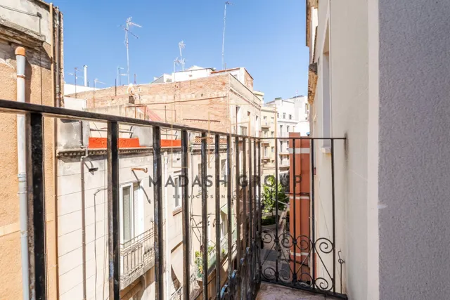 Piso reformado con luz natural en el centro de Reus - foto 3