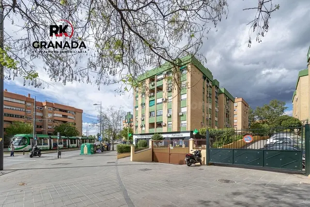 ¡Magnífico piso en venta en la zona de Mondragones, Granada!