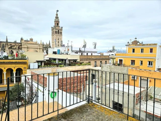Exclusiva vivienda en esquina con mirador y terraza en el Ba