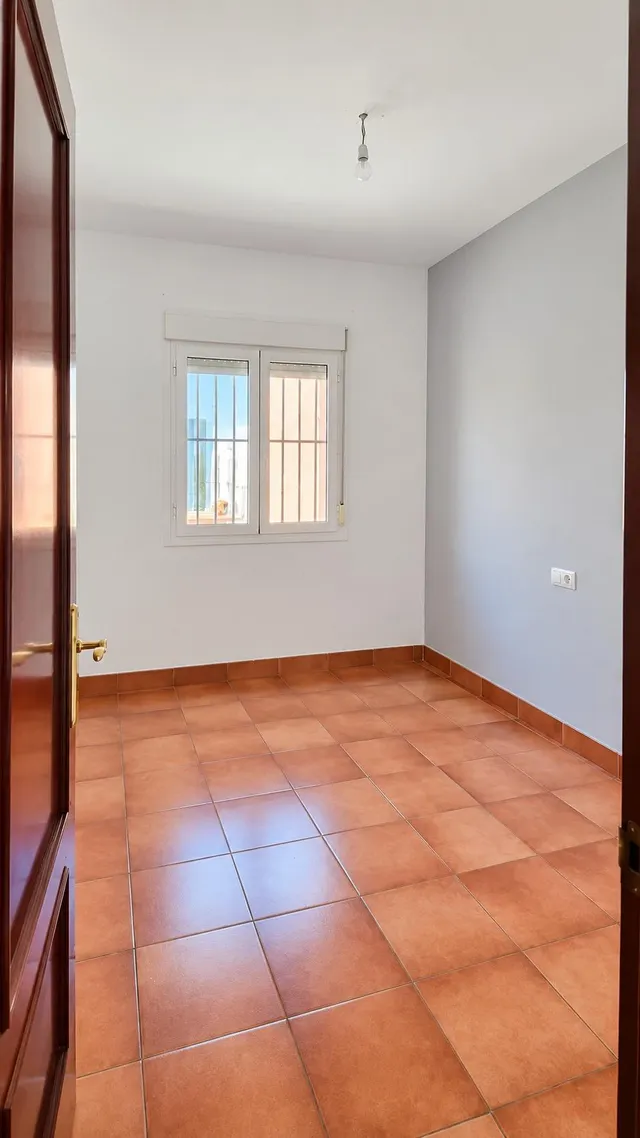 VIVIENDA ADOSADA EN CAMPOSOTO CON PATIOS Y  AZOTEA — 21